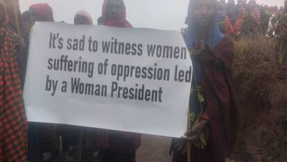 Dos mujeres masáis con un cartel en el que se lee "Es triste ver a mujeres sufriendo la opresión liderada por una mujer presidenta", el 18 de agosto. Foto cedida por asistentes a la protesta.