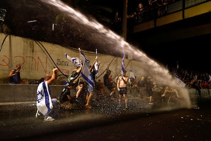 La policía trata de dispersar con cañones de agua una protesta en Tel Aviv, en la madrugada de este martes.