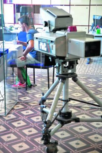 Un estudiante, en las instalaciones de la Escuela Superior de Imagen y Sonido (CES), de Madrid.