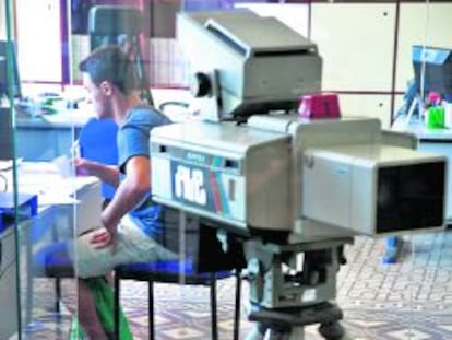 Un estudiante, en las instalaciones de la Escuela Superior de Imagen y Sonido (CES), de Madrid.