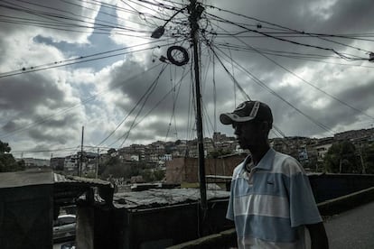 Un hombre camina frente a una improvisada instalación eléctrica en el barrio de Petare, uno de los barrios más pobres de Caracas.