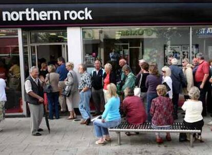Northern Rock es, hasta ahora, la víctima más visible de la crisis <i>subprime</i>. En septiembre, miles de clientes   retiraron sus ahorros del banco británico.