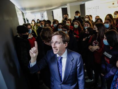 El alcalde de Madrid, José Luis Martínez-Almeida, a su llegada a la inauguración de la ampliación de la planta de biogás del Parque Tecnológico de Valdemingómez, el 20 de abril.