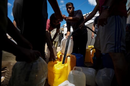 Un hombre palestino hace fila para conseguir agua en Khan Younis, Gaza, el 21 de septiembre.