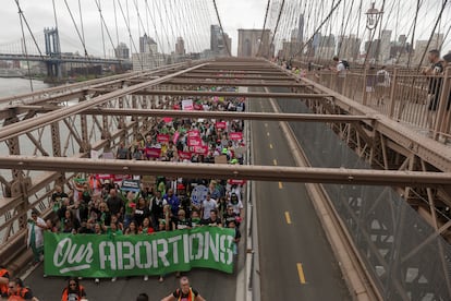 Manifestantes cruzan el puente de Brooklyn, Nueva York, durante una manifestación por el derecho al aborto.