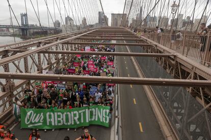 Manifestantes cruzan el puente de Brooklyn, Nueva York, durante una manifestación por el derecho al aborto.