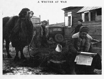 Vasili Grossman, en primer plano leyendo el periódico Estrella Roja, en el frente soviético durante la Segunda Guerra Mundial.