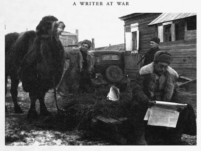 Vasili Grossman, en primer plano leyendo el periódico Estrella Roja, en el frente soviético durante la Segunda Guerra Mundial.