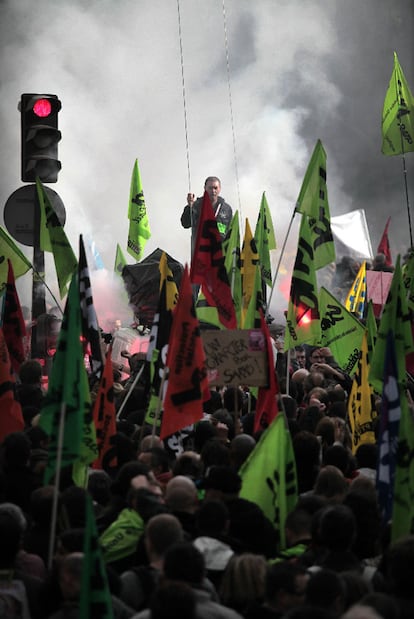 Un momento de la manifestación de ayer en París a su paso por la plaza de la República.