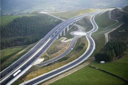 Vista a&eacute;rea de la autov&iacute;a del Cant&aacute;brico. 