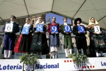 Varios niños muestran el número premiado en el Sorteo de la Lotería Nacional celebrado el pasado sábado en Astorga (León). EFE/Archivo