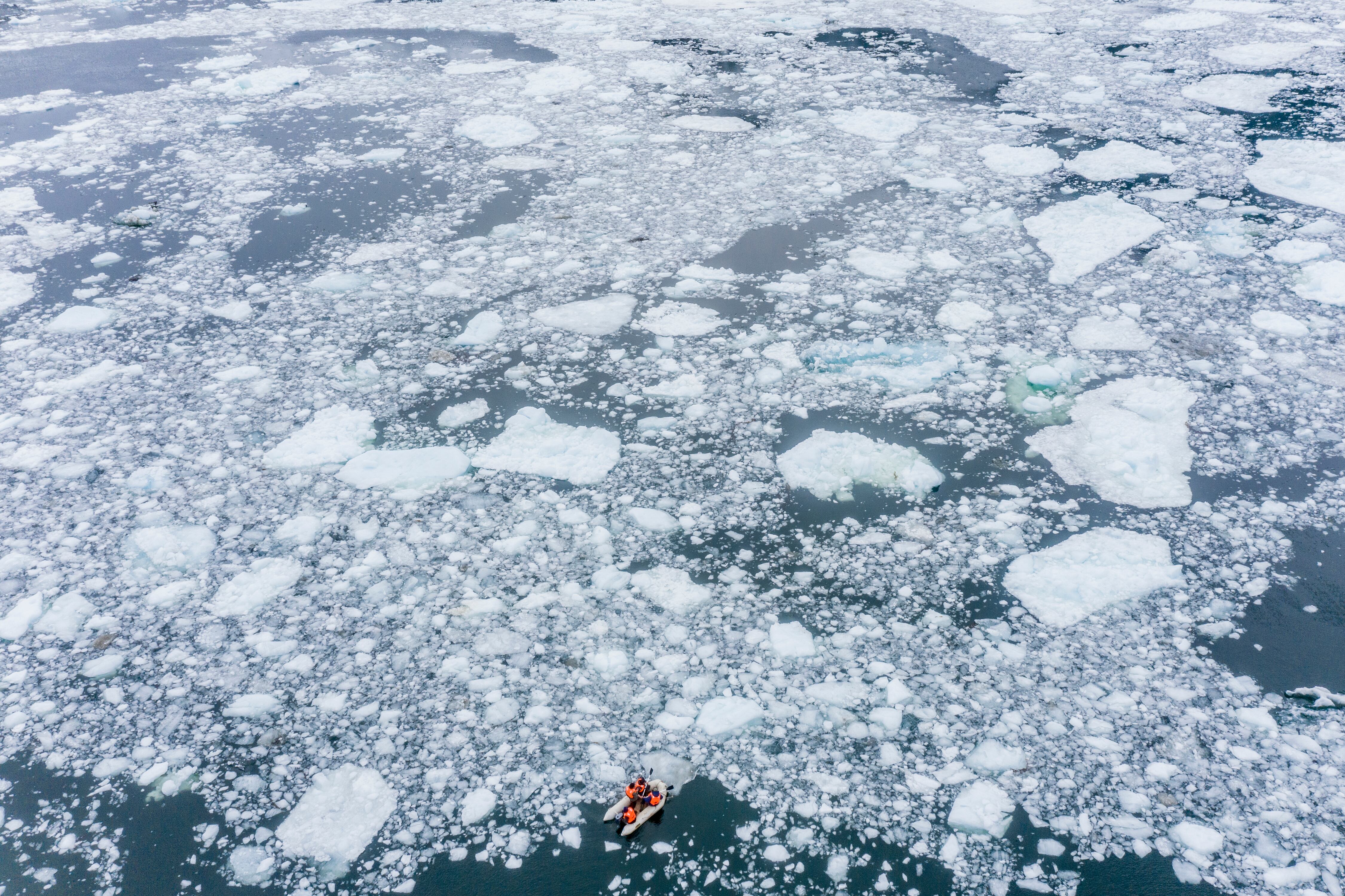 Los exploradores intentaron avanzar, pero la capa de hielo era muy densa. “Tuvimos que retroceder, pero esta situación puede cambiar en un par de días”, dijo el líder a su equipo.