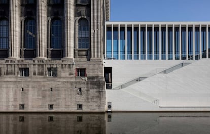 Exterior de la James Simon Gallerie (a la derecha) y el Museo de Pérgamo (izquierda), en la isla de los museos de Berlín.  