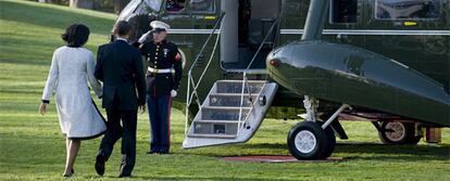 El presidente estadounidense, Barack Obama, y su mujer, Michelle Obama, se dirigen al helicóptero tras abandonar la Casa Blanca.