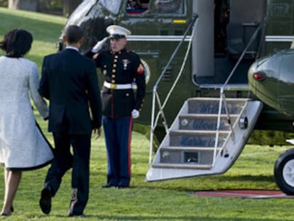 El presidente estadounidense, Barack Obama, y su mujer, Michelle Obama, se dirigen al helicóptero tras abandonar la Casa Blanca.