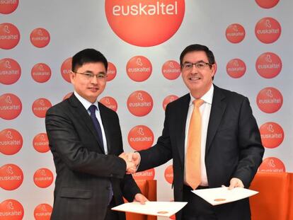 Acuerdo entre el presidente de Euskaltel, Alberto García Erauzkin, y el de ZTE Europa, Xiao Ming,