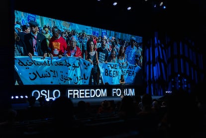 Sana Seif, el pasado 14 de junio en Oslo. A su espalda, una imagen de una manifestación en la que reclamó la libertad de su hermano Alaa.
