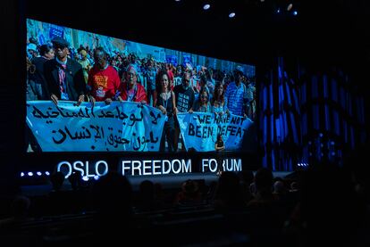Sana Seif, el pasado 14 de junio en Oslo. A su espalda, una imagen de una manifestación en la que reclamó la libertad de su hermano Alaa.