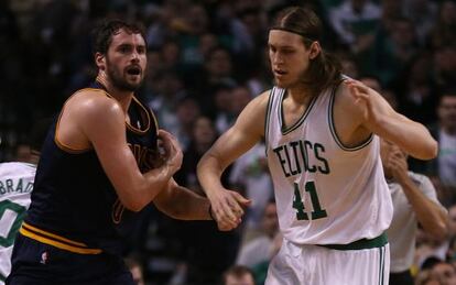 Momento de la lesión de Love, ante Olynyk.