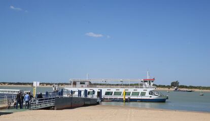 Las márgenes llanas del Guadalquivir, la mixtura de agua dulce y salobre, la visión idílica de Doñana, el transporte náutico…, todo invita en Bajo de Guía a una extraña e irreal ensoñación.