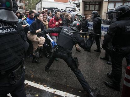 Cargas y una detención durante una acción para impedir un desahucio en Barcelona