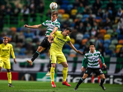 Miguel Luis disputa un balón con Mario Gaspar.