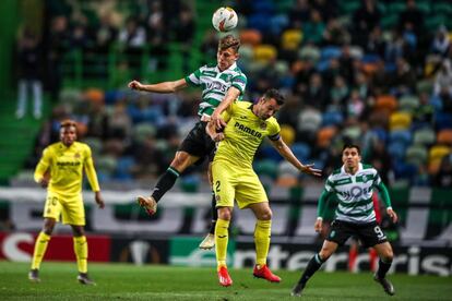 Miguel Luis disputa un balón con Mario Gaspar.