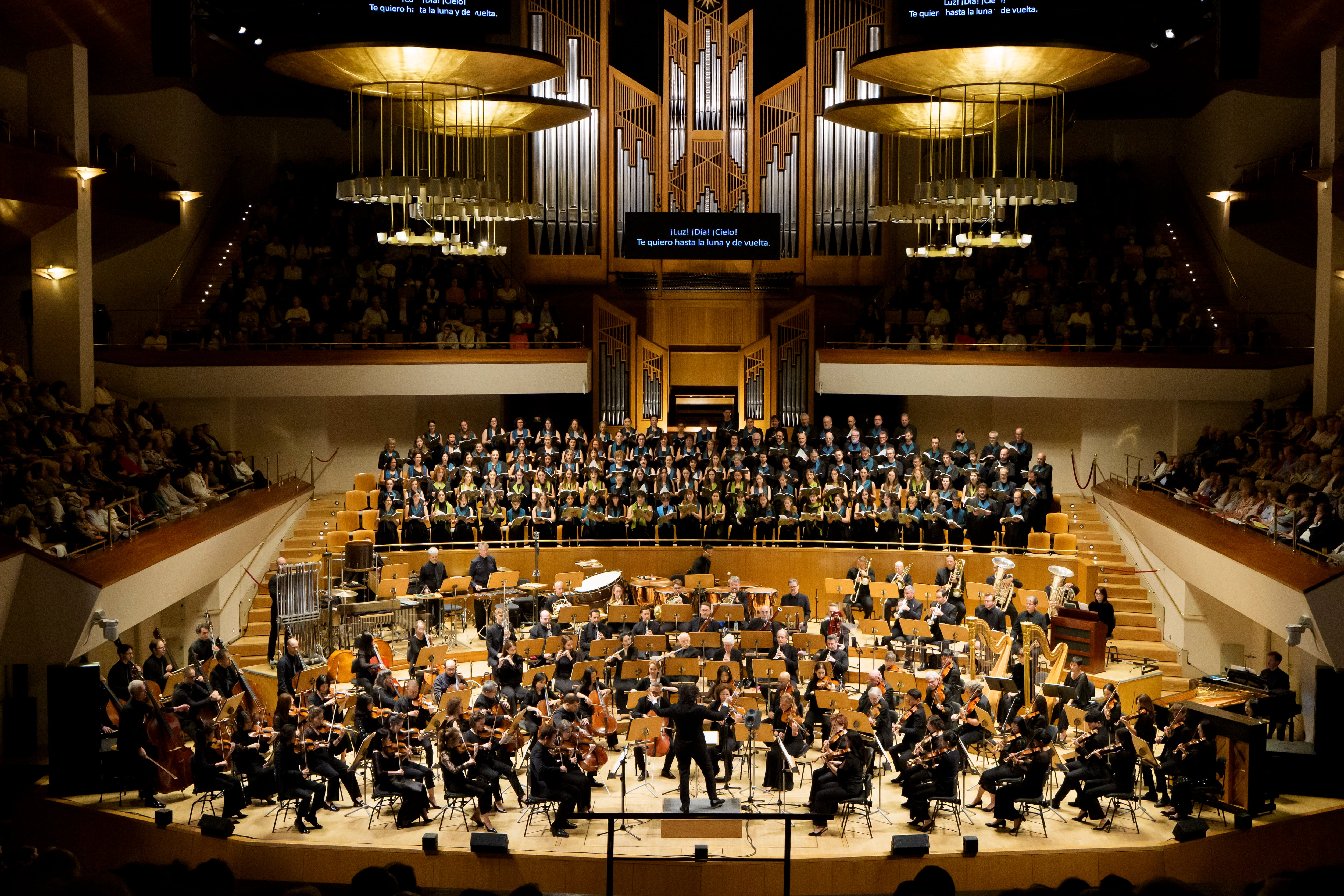 Gustavo Dudamel al frente de la Filarmónica de Nueva York y de los integrantes del Orfeó Català durante ‘On the Transmigration of Souls’, de John Adams, el 13 de septiembre en Madrid