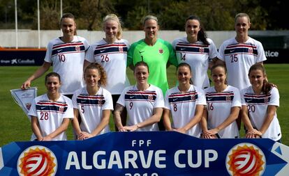 La selección noruega de fútbol femenino, antes de iniciar un partido. 
 