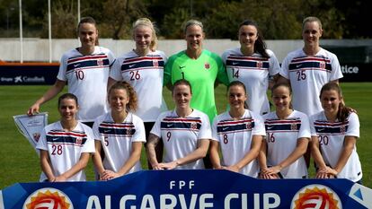 La selección noruega de fútbol femenino, antes de iniciar un partido. 
 