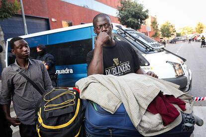 Un inmigrante junto a sus maletas tras ser desalojado de la nave de la calle Puigcerdà, en el Poblenou de Barcelona, en la que vivía.