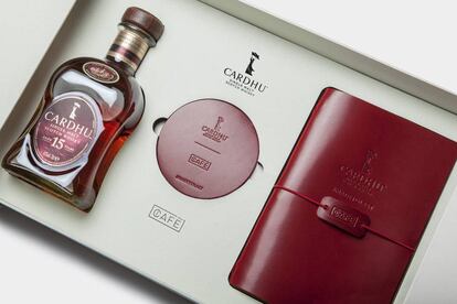 La elegante edición especial #MadetoLast, creada por Cardhu y Café Leather, incluye la botella de Cardhu 15 años, una libreta de piel y dos posavasos, realizados en piel. Precio: 74,50 €.