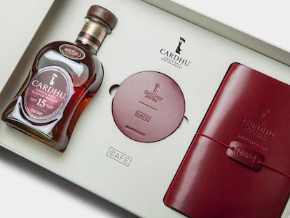 La elegante edición especial #MadetoLast, creada por Cardhu y Café Leather, incluye la botella de Cardhu 15 años, una libreta de piel y dos posavasos, realizados en piel. Precio: 74,50 €.