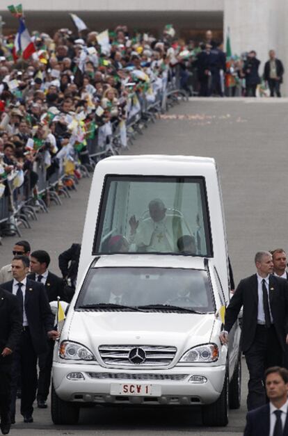 El Papa es recibido por una multitud a su llegada al santuario de Fátima