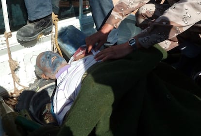 El cadáver del ministro de Defensa del régimen de Gadafi, Abubaker Yunes Jaber, en una camioneta poco después de caer, junto al dictador, en manos de los rebeldes en Sirte.