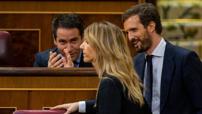 Teodoro García Egea y Pablo Casado, junto a Cayetana Álvarez de Toledo tras una intervención en el Congreso.