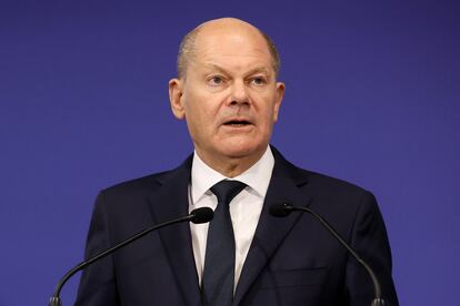 El canciller alemán Olaf Scholz durante una rueda de prensa en la cumbre de la UE Budapest, este viernes.