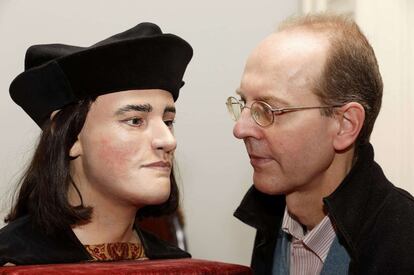 El descendiente de Ricardo III, Michael Ibsen, ante la reconstrucción facial del soberano británico.