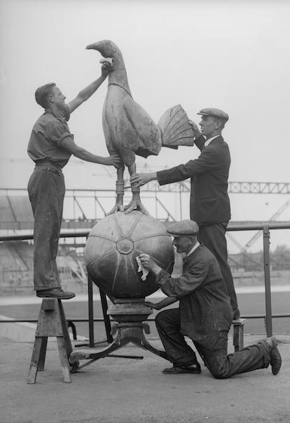 17 de Julio de 1934. Un gallo de cobre y una bola, presentes hoy en el escudo de los Spurs, adornaban el tejado de la nueva tribuna del  White Hart Lane. | 