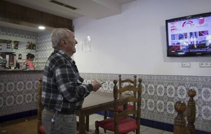 Un vecino ve las noticias sobre los resultados en las elecciones del 28 de abril en la televisión del centro de mayores de Griñón.