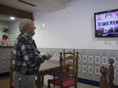Un vecino ve las noticias sobre los resultados en las elecciones del 28 de abril en la televisión del centro de mayores de Griñón.