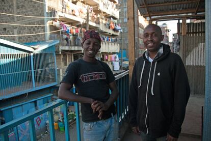Samuel Muasa (izquierda), el hermano de Kaka, posa junto con su amigo Philip Mwangi (derecha) en el centro de juventud. En él decenas de jóvenes se reúnen cada tarde para charlar sobre el día a día en el barrio y pasar el rato. 