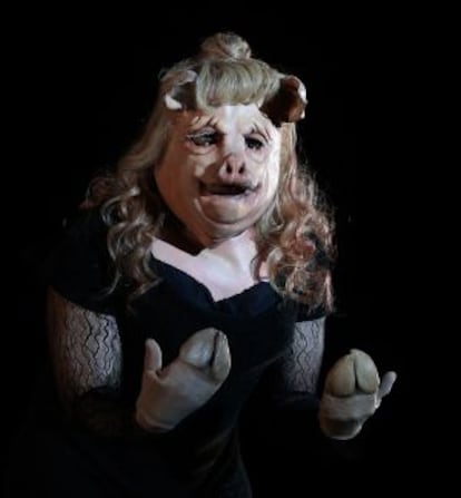 Alfredo Arias, intérprete de todos los personajes de 'Marranadas', sobre el escenario.