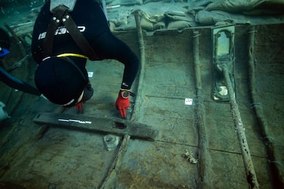 Exploración submarina para sacar una embarcación fenicia de 2.600 años de antigüedad en Mazarrón (Murcia).