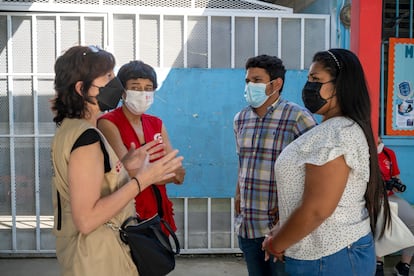 María Castro, la responsable de Programas de Agencia Española de Cooperación Internacional para el Desarrollo (AECID) en Honduras, y la responsable de proyectos de Acción contra el Hambre, durante una visita a la comunidad 23 de septiembre.