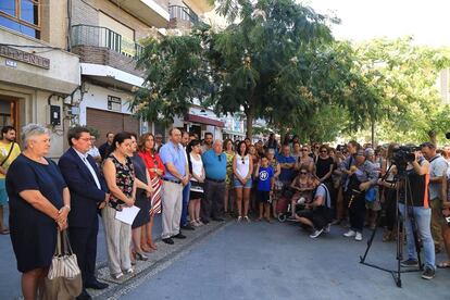 La alcaldesa de Dúrcal, Antonia Fernández (tercera por la izquierda), acompañada por vecinos y familiares de la joven asesinada, este martes a las puertas del Ayuntamiento de Dúrcal.