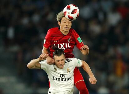 Daigo Nishi y Gareth Bale disputan el balón.
