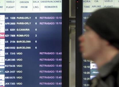 La falta de controladores ha provocado retrasos en gran cantidad de vuelos durante el primer día de 2010 en el aeropuerto madrileño