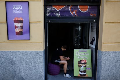 Vista de una tienda cerrada debido al apagón en un comercio del centro de Madrid.