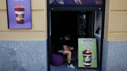 Vista de una tienda cerrada debido al apagón en un comercio del centro de Madrid.